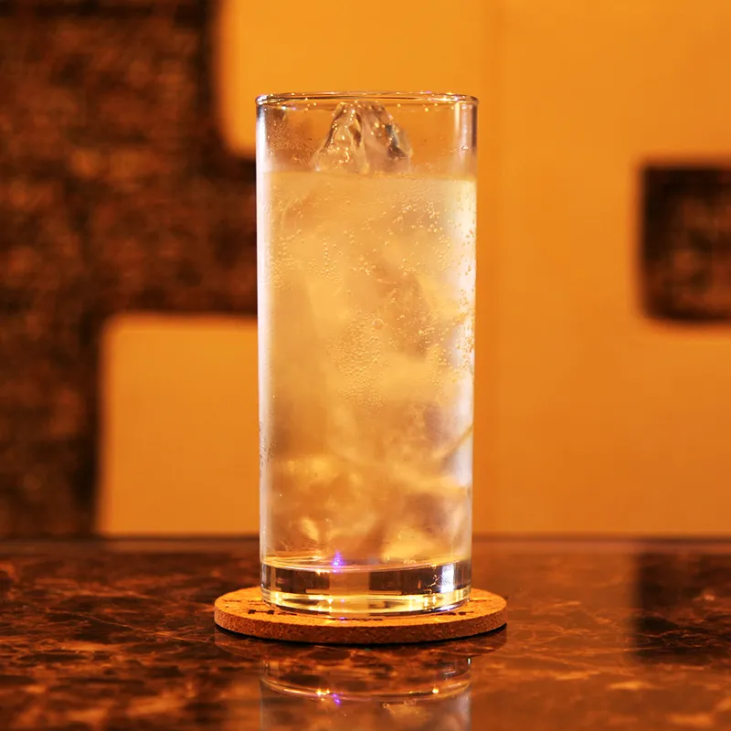 氷がたっぷり入った、透明で炭酸の効いたハイボール
